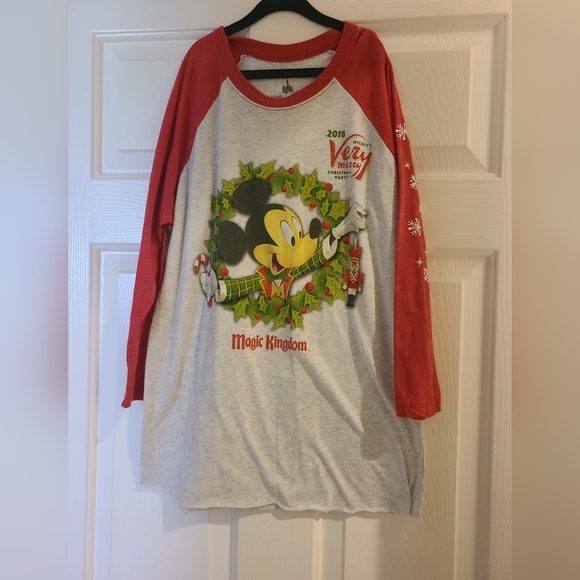 DISNEY 2018 Mickey's Very Merry Christmas Party T Shirt Sz S, Pre-owned - Picture 1 of 7
